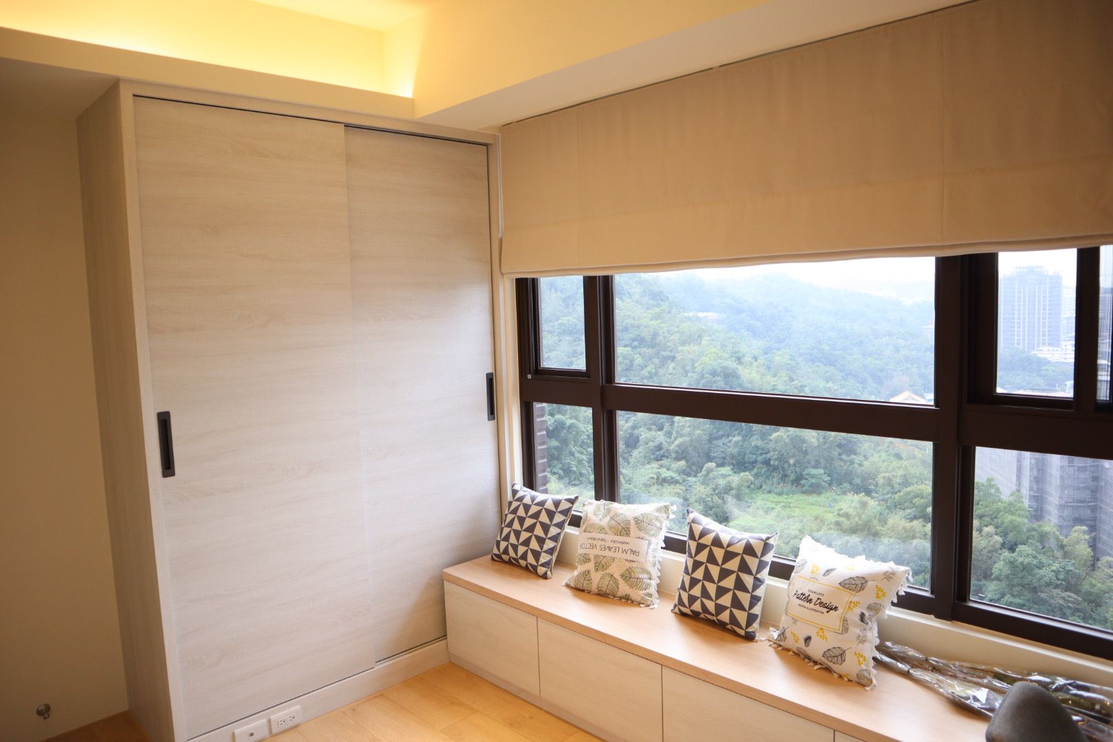 主臥房座踏收納矮櫃